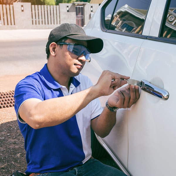 cerrajería de autos ofrece servicios de reparación y reemplazo de cerraduras, copia de llaves, y apertura de autos